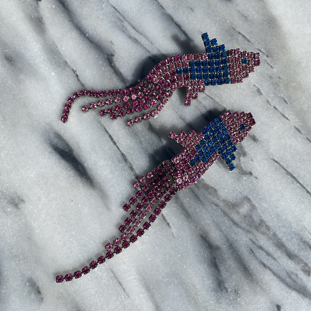 Vintage 80s Bauer Koi clip earrings in pink & blue rhinestones with dangle tail - Picture 2 of 6